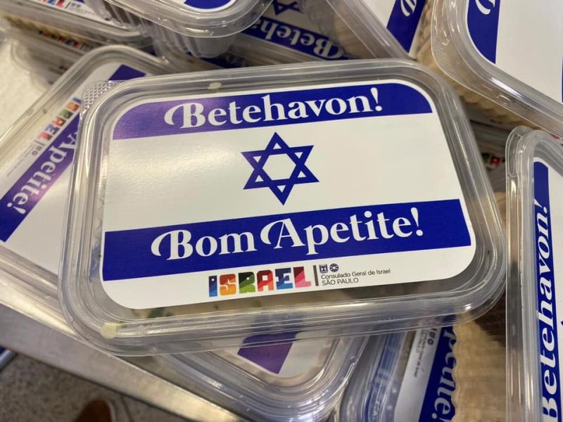 Chef israelense serve homus e falafel no Bom Prato (SP)