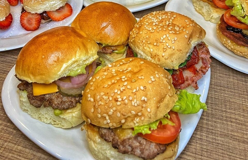 Burg Up! (SP) faz rodízio com 13 mini burguers