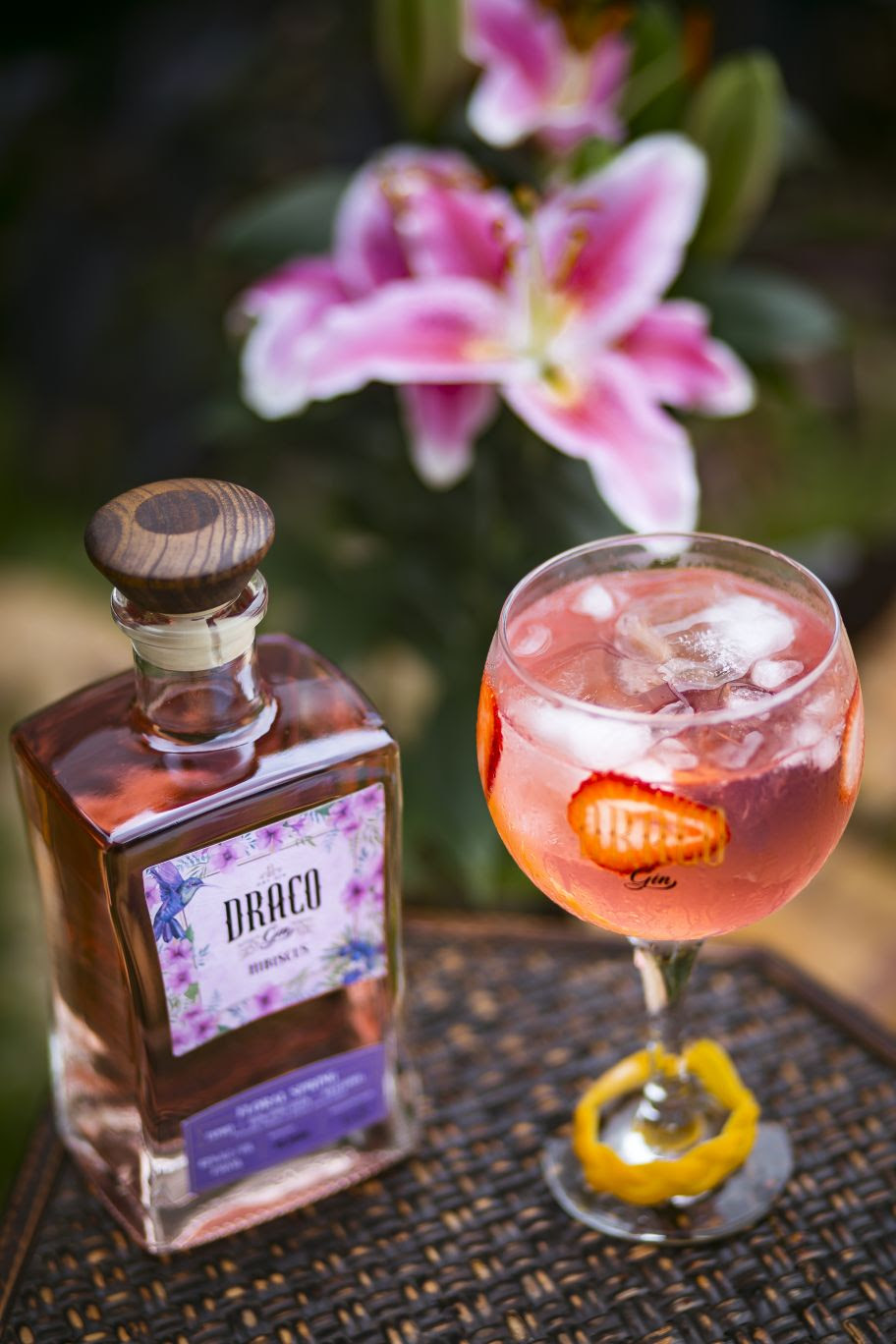 Draco Still House aposta no gin Draco Hibiscus