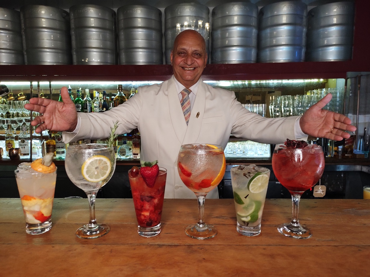 Coquetelaria do Bar Brahma está nas mãos do Mestre Derivan