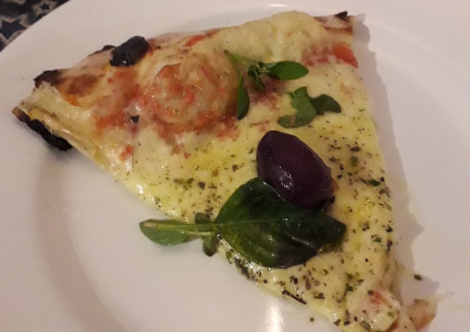 Boa pizza servida com colheres na Mantiqueira