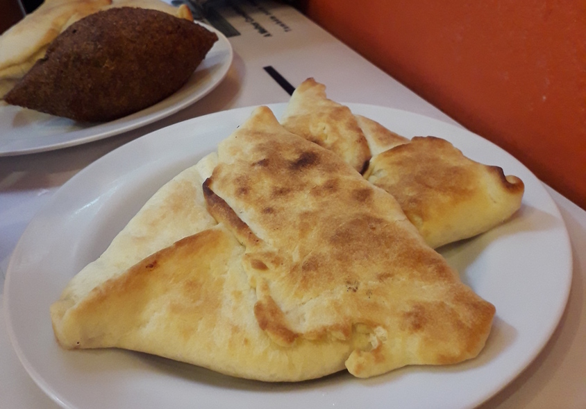 Rotisseria carioca faz excelentes esfihas
