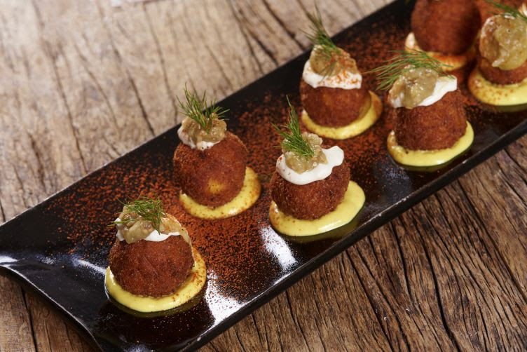 Quintal Mediterrâneo faz croquete de babaganoush