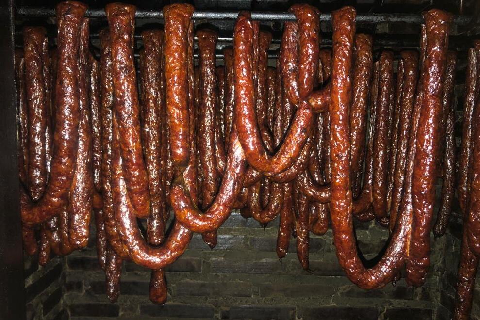 Além de truta, chef Miro defuma linguiça em Cunha (SP)