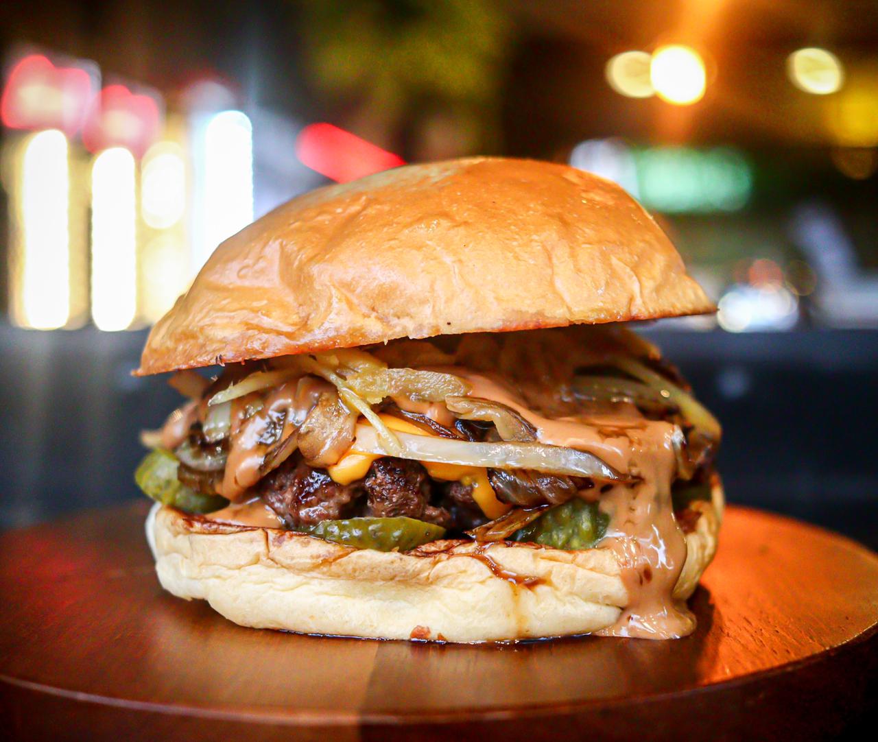 Sow Burger serve sanduíche inspirado em concurso nos EUA