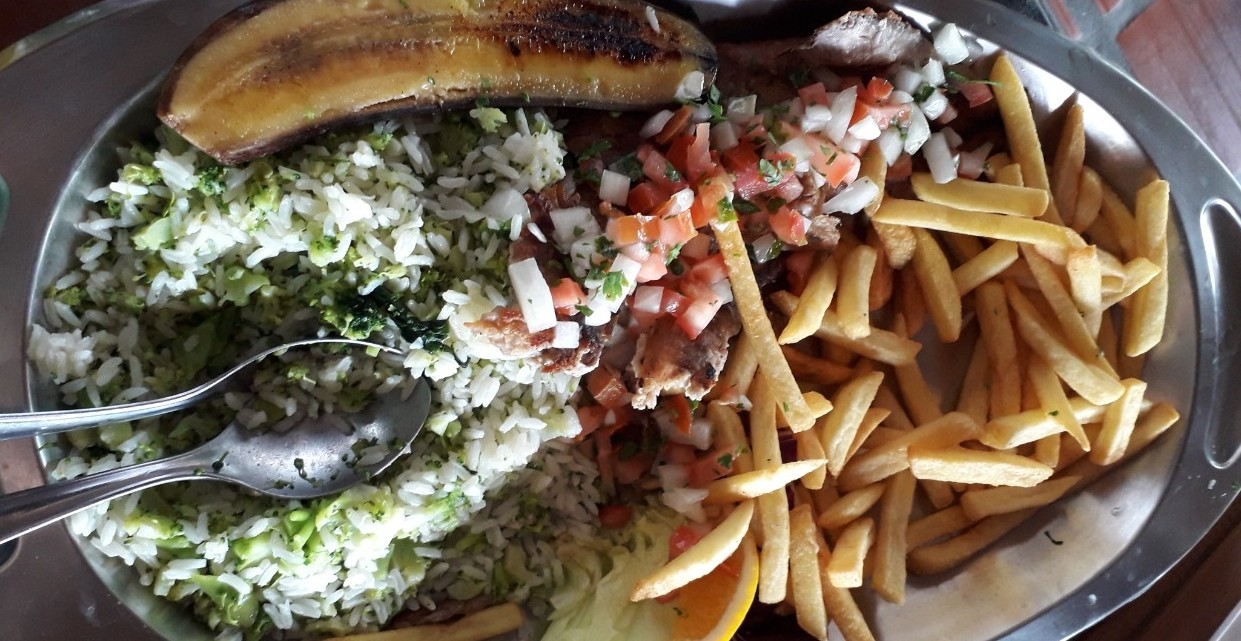 Dona Eva faz tainha em 4 versões no Guarujá (SP)