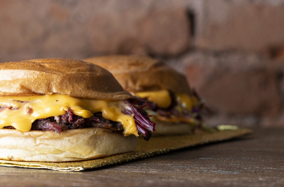 Zak Walla (SP) faz sanduíches smash de pastrami