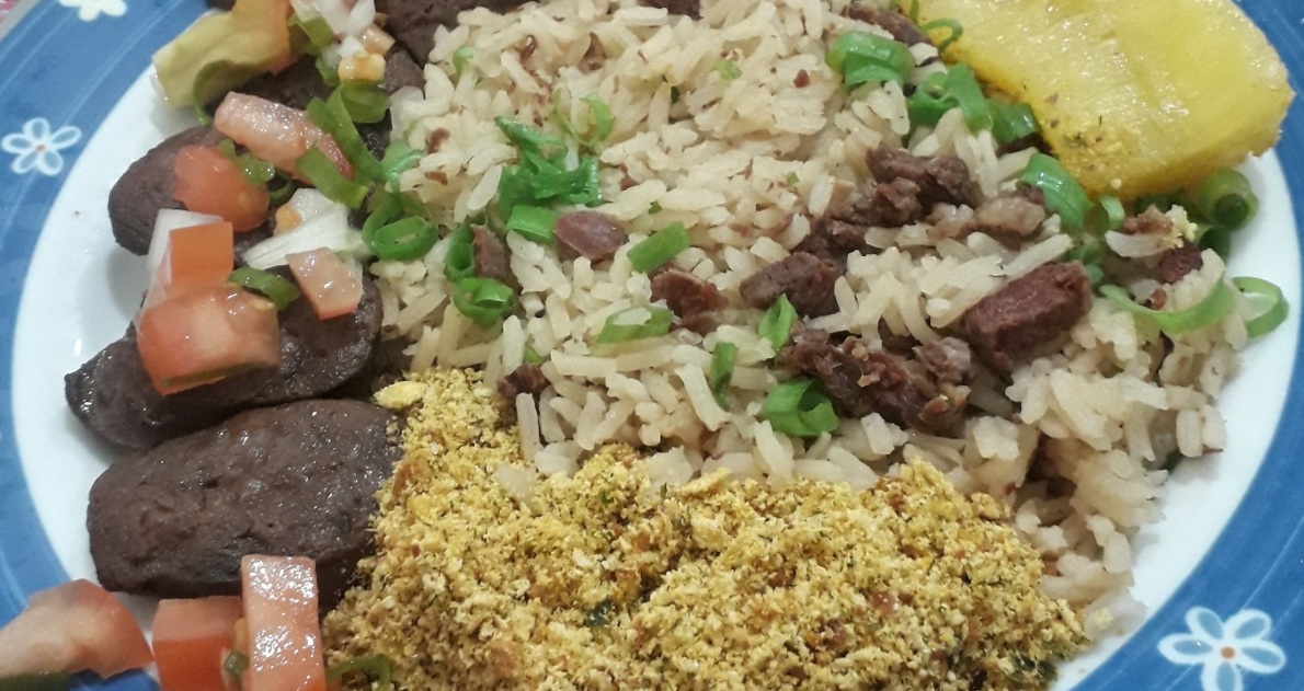 Provamos a linguiça e o arroz pantaneiro do Sim Sobá