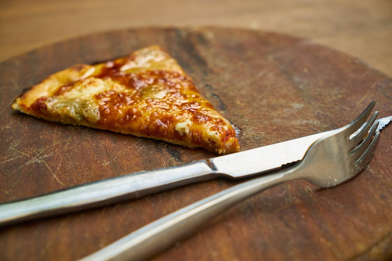 Pizza tem cobertura e não recheio, pelo amor! Foto Engin Akyurt_Pixabay
