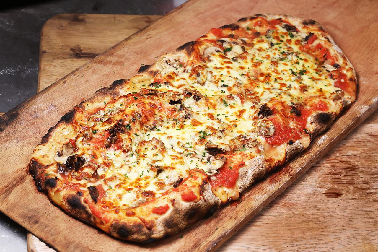Pizza tem cobertura e não recheio, pelo amor! Foto Martin Quijandri_Pixabay