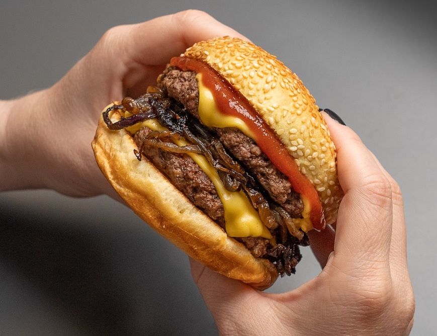 Bullguer torna fixo Chicken Hot Honey no menu Foto Divulgação Bullguer 2