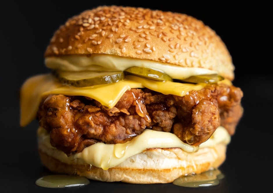 Bullguer torna fixo Chicken Hot Honey no menu Foto Divulgação Bullguer 3