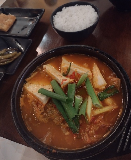 Sopa de kimchi, costelinha e tofu do Choyee é admirável Foto 2 Claudio Schapochnik_Que Gostoso