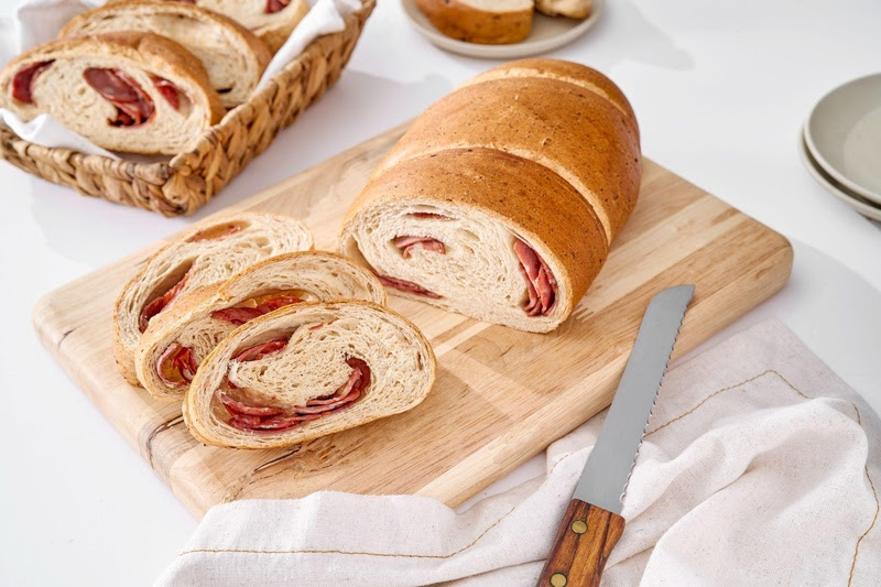 Frango Assado e Ceratti relançam Pão de Calabresa Foto Divulgação International Meal Company