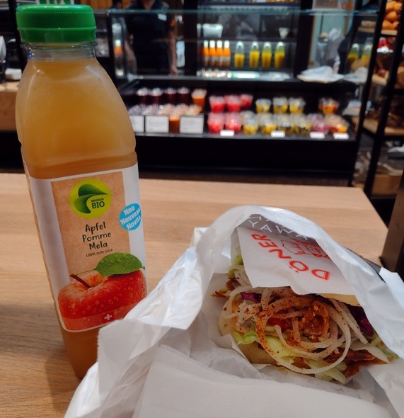 Suíça no Verão kebab ótimo no mercado da estação 3 Foto Claudio Schapochnik_Que Gostoso