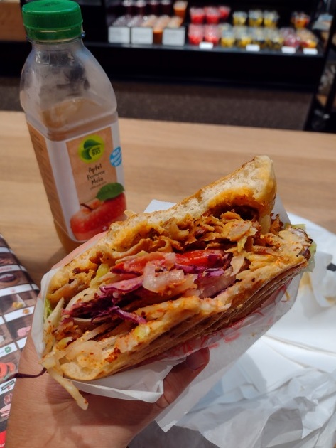 Suíça no Verão kebab ótimo no mercado da estação 8 Foto Claudio Schapochnik_Que Gostoso