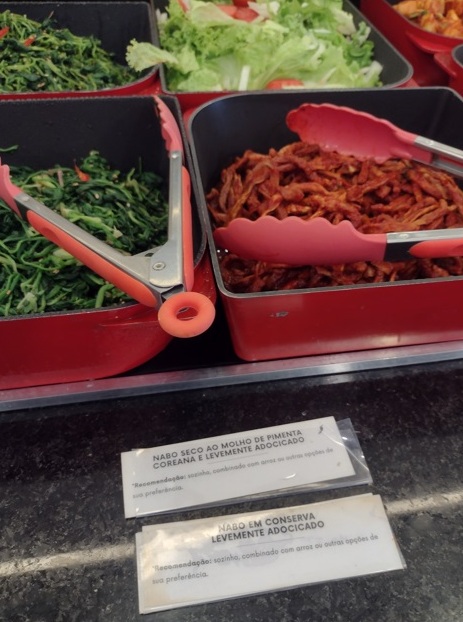 Bufê coreano Jong Ga (SP) agora identifica pratos 2 Foto Claudio Schapochnik_Que Gostoso