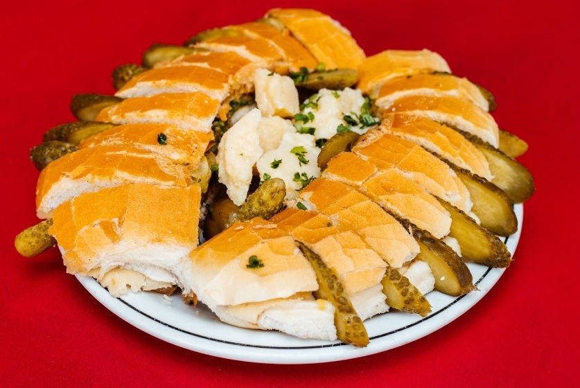 Bares Léo e Bagaceira (SP) trocam acepipes icônicos Foto Divulgação Bar Léo