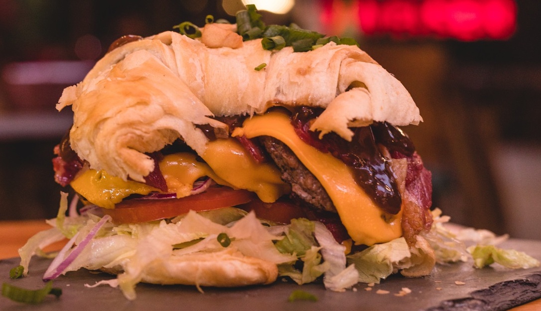 Bar em Curitiba cria “1º búrguer no croissant” do País Foto Hay Ramos Divulgação Garden Hambargueria