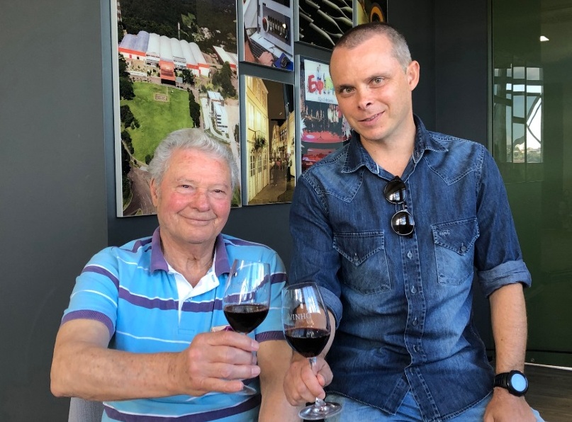 Livro conta trajetória da Fenavinho, no RS Foto Viviane Somacal Divulgação Fenavinho