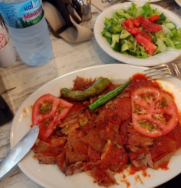 Izmir (Turquia) Güven faz kebap no prato fabuloso 11 Foto Claudio Schapochnik_Que Gostoso!