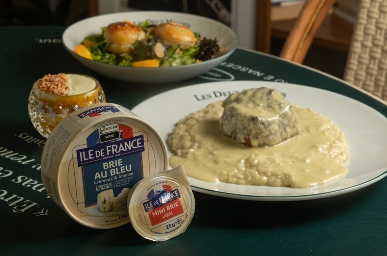 Les Deux Magots traz menu com Ile de France 1 Foto Juliana Primon Divulgação Savencia Fromage & Dairy Brasil