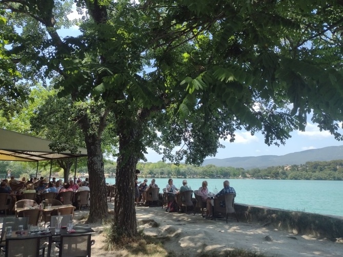 Luberon (FR) Beira de lago convida para picnic 10 Foto Claudio Schapochnik_Que Gostoso!