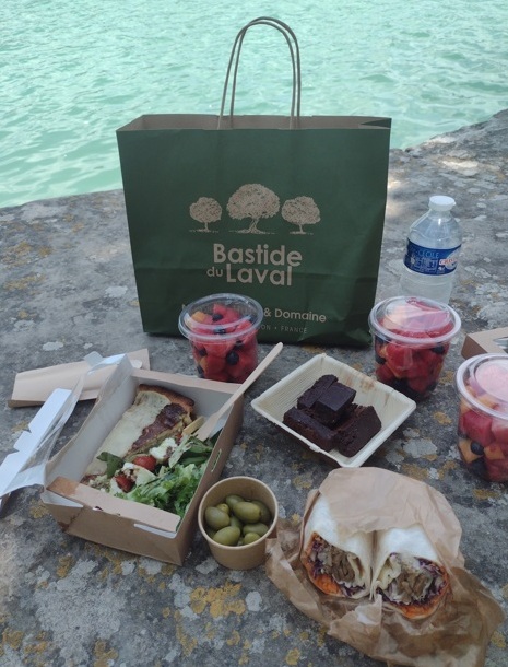 Luberon (FR) Beira de lago convida para picnic 2 Foto Claudio Schapochnik_Que Gostoso!