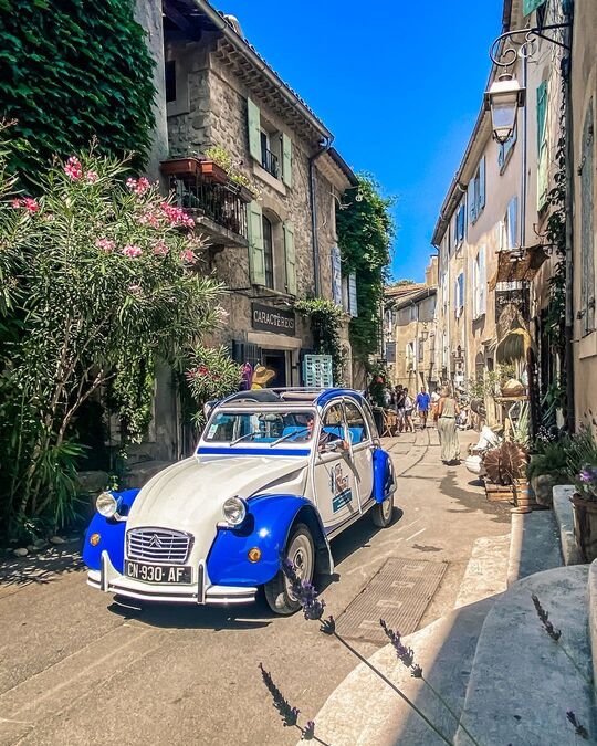 Luberon (FR) Citroën 2cv traz charme a passeio 2 Foto Reprodução da página no Facebook da Oh my Deuche!