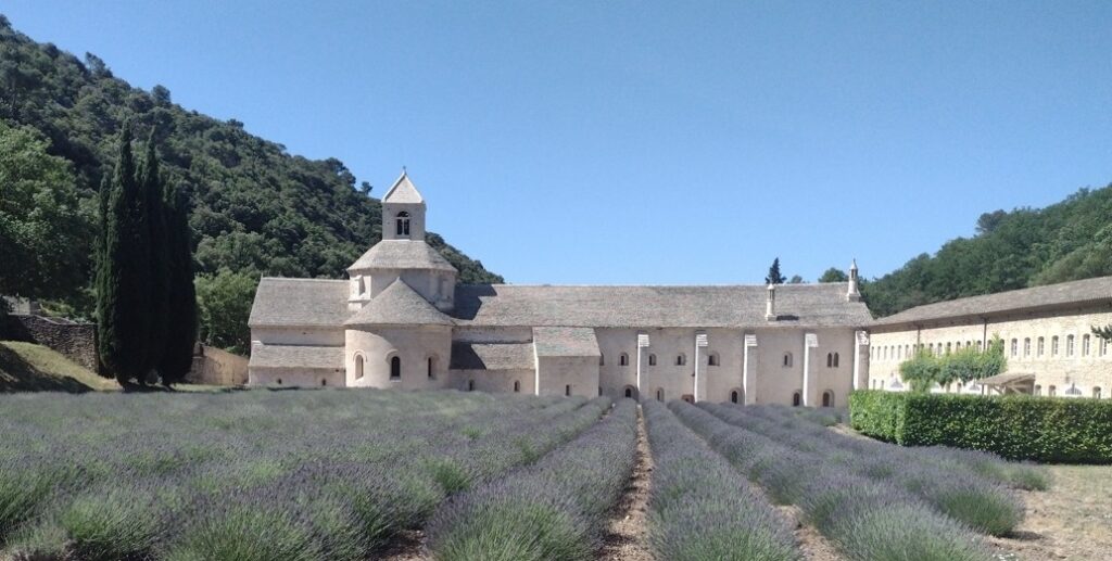 Luberon (FR) Regras do séc. 6 conduzem abadia 6 Foto Claudio Schapochnik_Que Gostoso!
